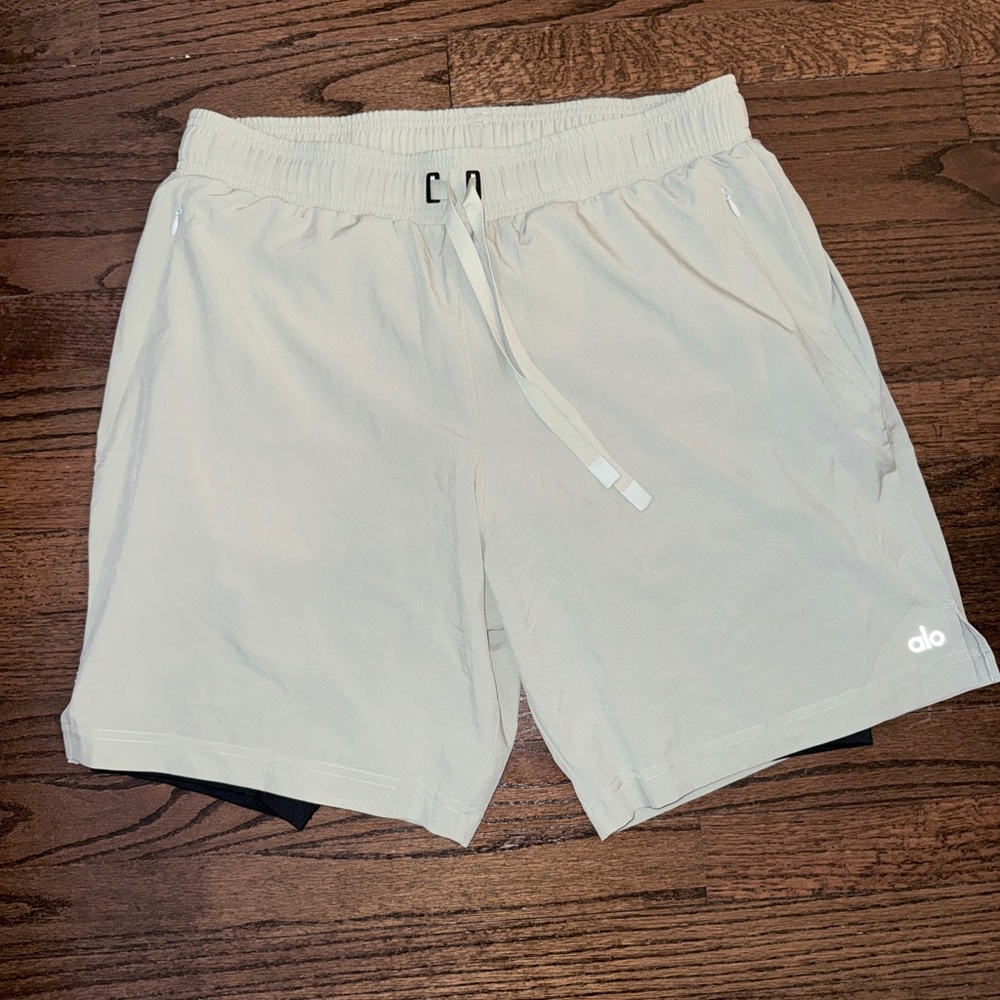ALO Yoga 7" Unity 2-In-1 Men's Shorts in Light Green with Black Lining - Size L